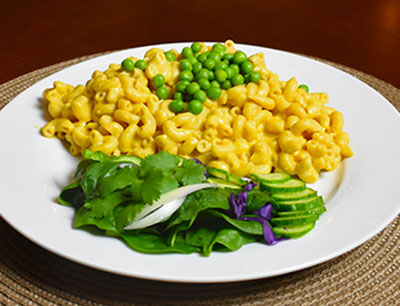 Macaroni with green peas and vegetables